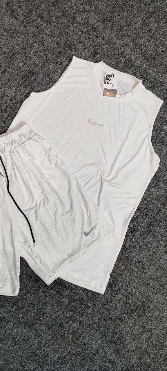 ست تاپ شلوارک سفید و ست بدنسازی